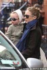 组图：杰西卡-帕克幼女当街热舞hip-hop星范儿十足