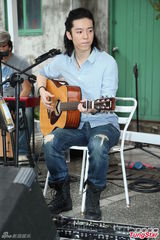 组图：蒋卓嘉嫩脸开唱吸粉丝 自曝拍MV尴尬