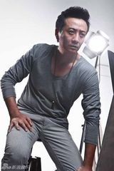 组图：张岩拍时尚写真显成熟魅力