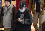 组图：黄海波黑装戴眼镜亮相 戴口罩步履匆匆