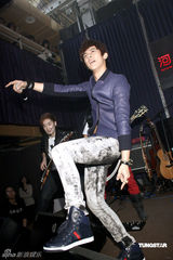 幻灯组图：汪东城助阵“晚生”送吉他秘笈