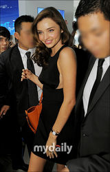 组图：超模米兰达-可儿首尔宣传黑礼裙性感