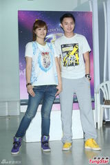 组图：关诗敏孙自佑担纲金钟开场 练舞不敌小孩