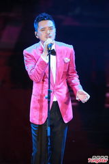 组图：黄耀明上台献唱缅怀张国荣梅艳芳