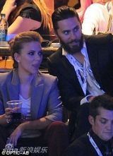 组图：性感女星斯嘉丽与前男友牵手热聊疑旧情复萌