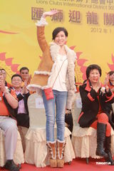 组图：佘诗曼担任爱心大使 春节忙内地拍戏