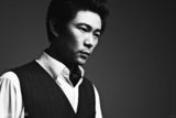 组图：海顿黑白大片曝光 沉稳展熟男魅力
