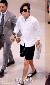 组图：韩星张根硕赴日宣传 戴发夹着装个性