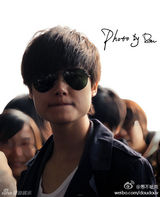 高清组图：李宇春街拍 蓝色风衣搭配牛仔裤