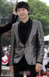 组图：宋仲基银色小西装亮相 亮招牌微笑帅萌