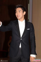 组图：崔始源自认无女友 以幽默化解尴尬