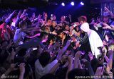 组图：陈冠希再战酒吧开唱 潮爆痞男令粉丝疯狂