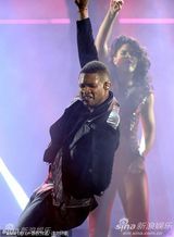 组图：亚瑟小子深情开唱 捂耳伸手表情纠结