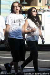 组图：杰克逊长子与女友逛街 见狗仔忙扮鬼脸