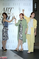 组图：S.H.E合体亮相时尚展靓丽动人