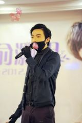 组图：网曝俞灏明2012年庆生照 戴口罩拥抱粉丝