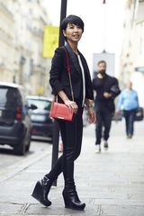 组图：许茹芸巴黎街拍 不同造型尽显天后气质