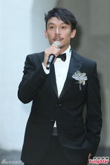 组图：张震大婚献吻娇妻 亲手为新娘提裙摆