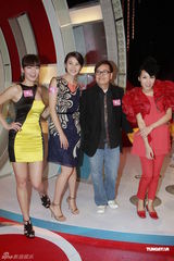 组图：蒙嘉慧为节目录影 与郑伊健共识不生小孩