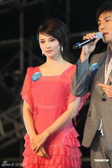 组图：秦昊欲再战金马 莫小奇桃红衣性感出席发布会