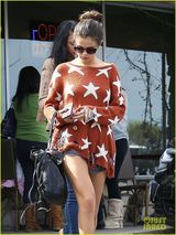 组图：赛琳娜星纹裙秀美腿 造型撞好闺蜜泰勒