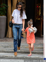 组图：小苏瑞橙裙抱娃娃出街见镜头皱眉露不爽