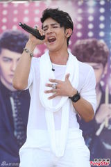 组图：汪东城蔡旻佑台北为电视原声带签唱