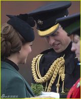 组图：凯特王妃怀孕见肚 亲自弯腰拔鞋跟