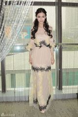 组图：Angelababy裸色长裙出席活动落落大方