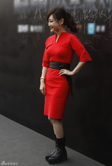 组图：薛佳凝时装周红裙亮眼诠释中国风