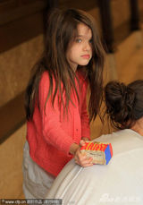 组图：单亲妈妈凯蒂高调现身带苏瑞出行