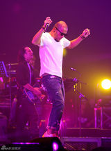 组图：张震岳北京演唱会秀胸肌穿短裙