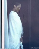 组图：蕾哈娜素颜现身酒店 面色憔悴双眼无神