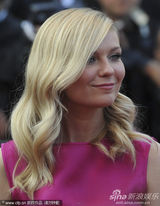 组图：邓斯特戛纳走秀紫红裙装简约亲切