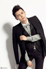 组图：孙坚型男写真玩转雅痞风