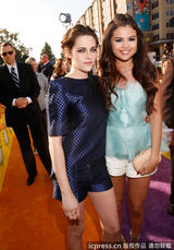 组图:儿童选择奖红毯  暮光女秀美腿钱妞变绅士