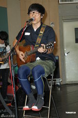 组图：卢广仲不畏台风彩排 郭采洁探班送补品