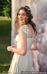 组图：安妮海瑟薇出席舞会 一袭洁白礼服如童话公主