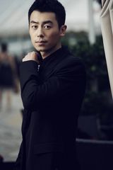 高清：朱亚文黑白型男写真 褪去青涩展时尚魅力