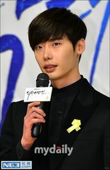 组图：张亮演韩剧牵手朴海镇 李钟硕黑西装帅气