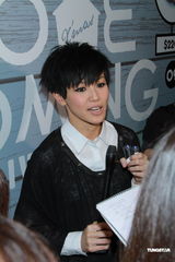 高清组图：何韵诗不改帅气风格 蘑菇头中性开唱