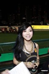 组图：邓紫棋为马场表演助兴