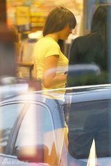 组图：杰克逊爱女超短裤现身 面无表情对镜头