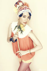 组图：李晟春日花朵写真俏皮 热裤丝袜秀美腿