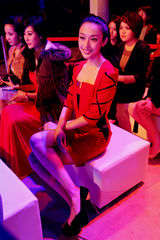 组图：张俪“萝莉装”亮相红毯可爱性感