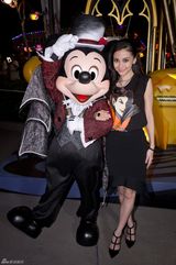 组图：baby万圣节造型现身乐园 与卡通跳神曲