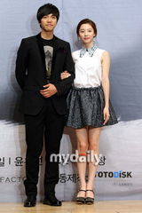 幻灯图集：申敏儿李胜基宣传新剧 摆心型造型爱意足