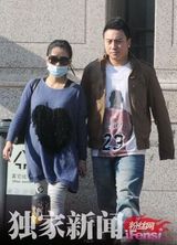 组图：何洁释小龙甜蜜回京 购家具同行照曝光