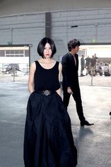 组图：尚雯婕再受邀巴黎时装周 高腰长裙优雅