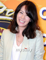 组图：金正恩李范秀任SBS台选秀节目评委出席宣传